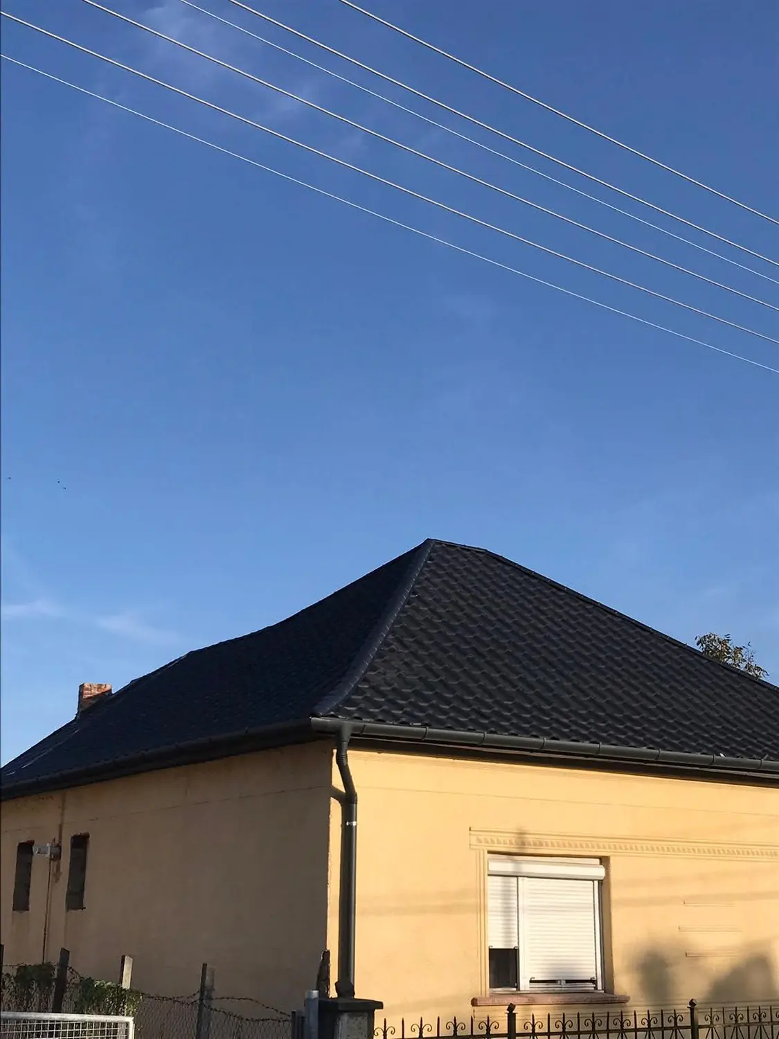 Elkészült sötét cseréptető ereszcsatornával